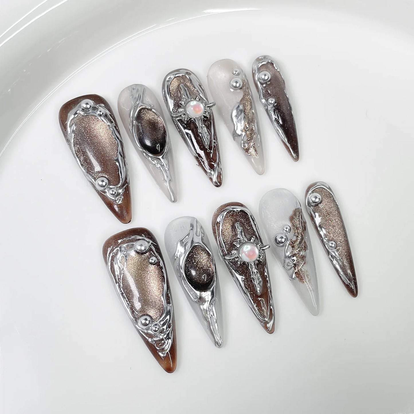 Retro Golden Heart Almond Press-On Nails (10pcs)