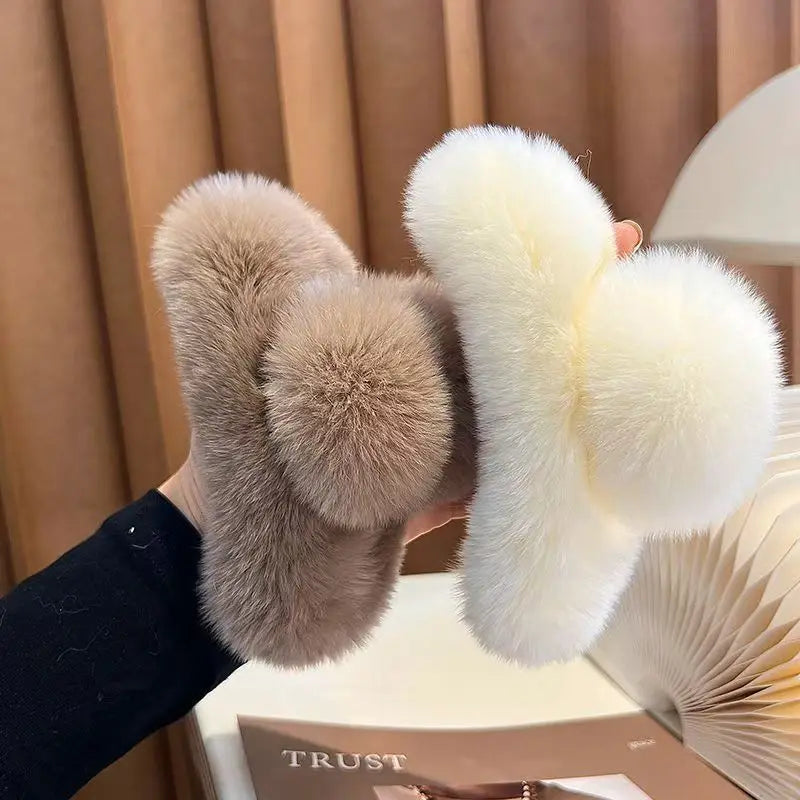 Luxe Plush Claw Clip – Oversized Fluffy Hair Clip