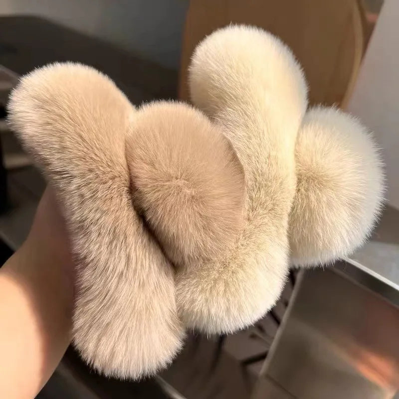 Luxe Plush Claw Clip – Oversized Fluffy Hair Clip