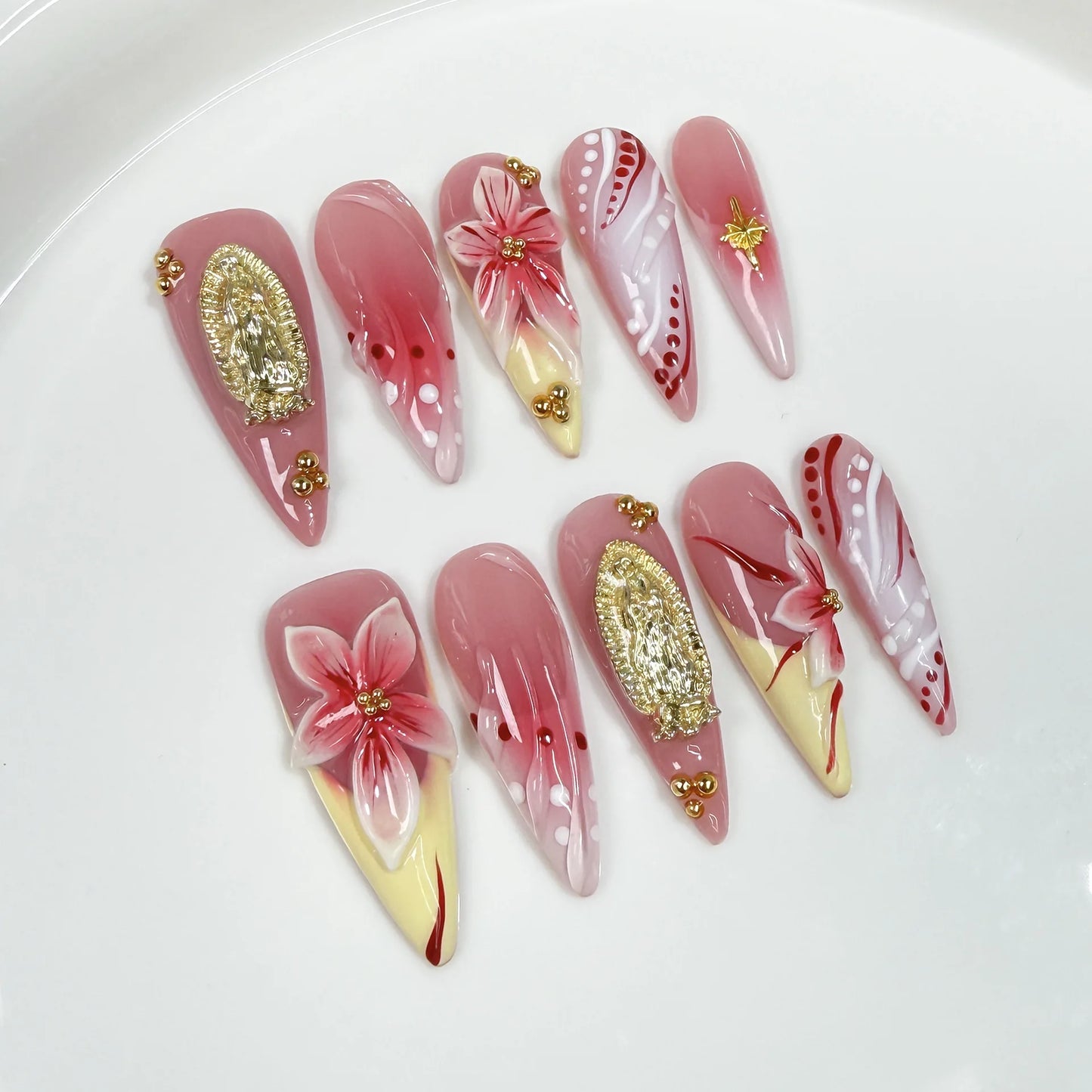 Retro Golden Heart Almond Press-On Nails (10pcs)