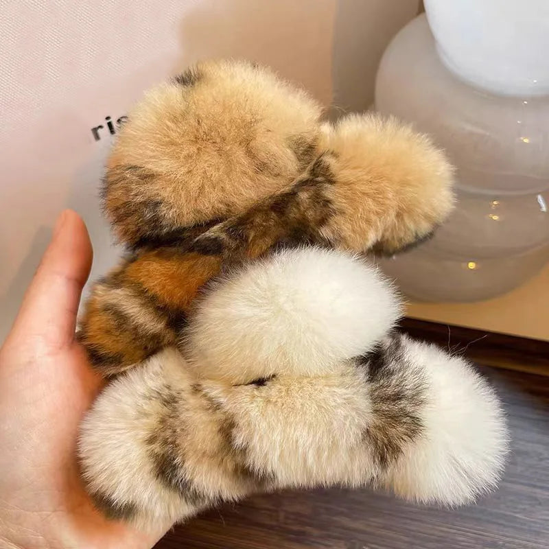 Luxe Plush Claw Clip – Oversized Fluffy Hair Clip