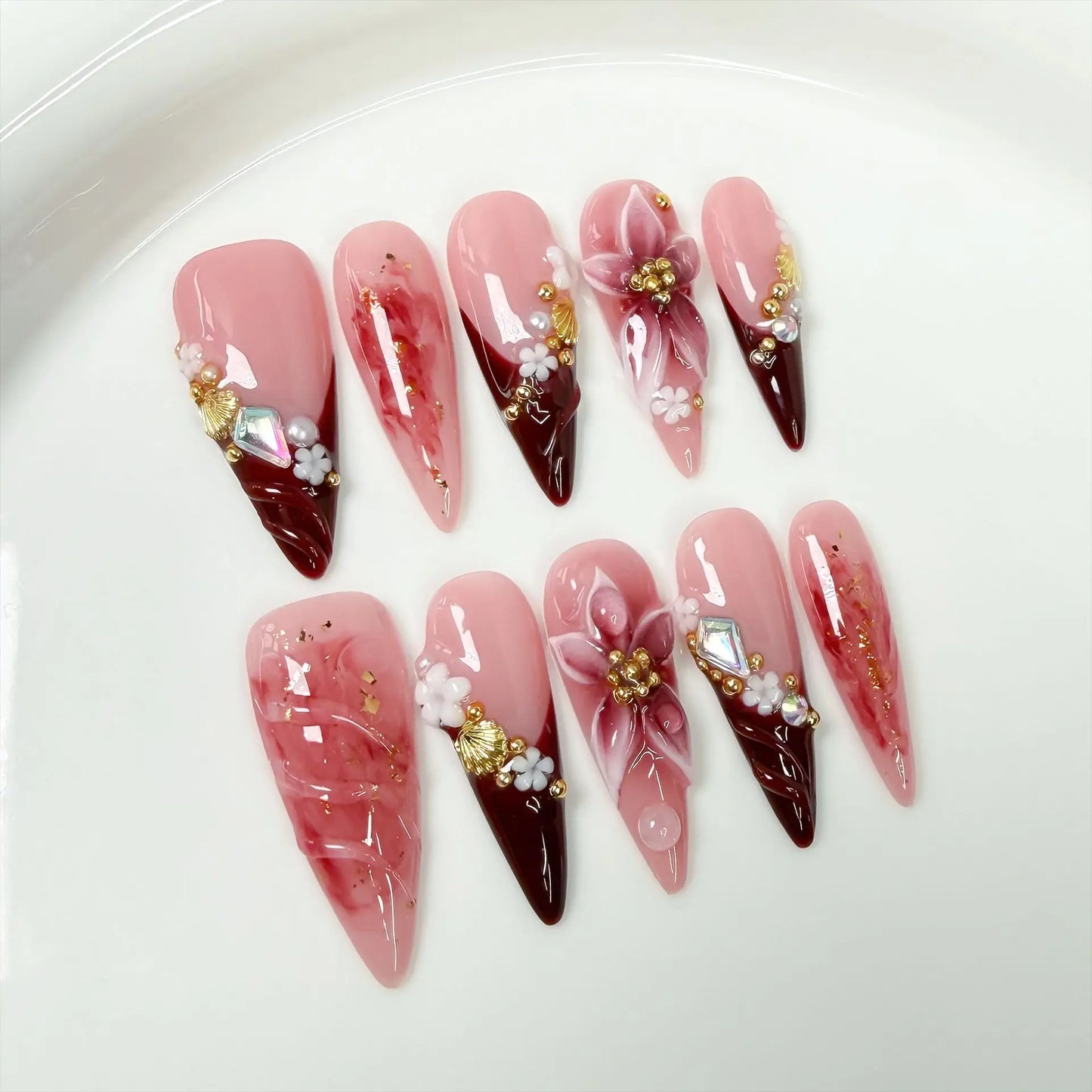 Retro Golden Heart Almond Press-On Nails (10pcs)