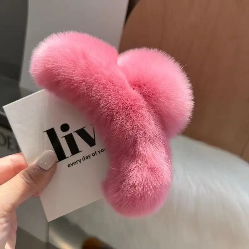 Luxe Plush Claw Clip – Oversized Fluffy Hair Clip
