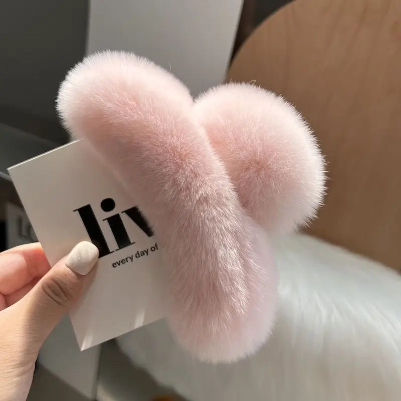Luxe Plush Claw Clip – Oversized Fluffy Hair Clip