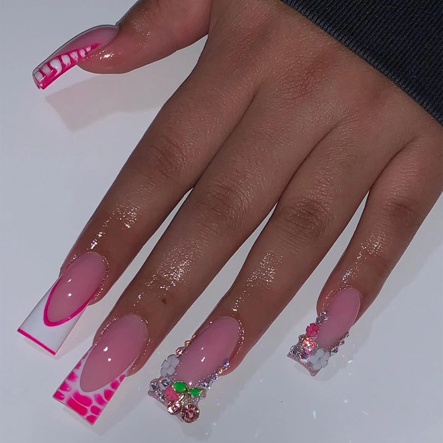 Y2K Punk Press-On Nails – 24pcs Duckbill Rhinestone & Star Decor