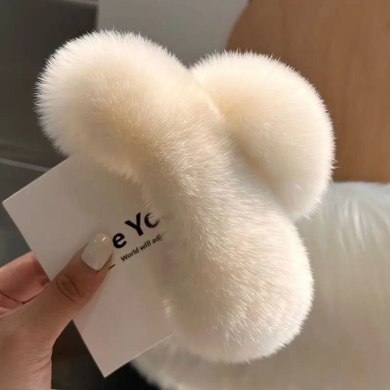 Luxe Plush Claw Clip – Oversized Fluffy Hair Clip
