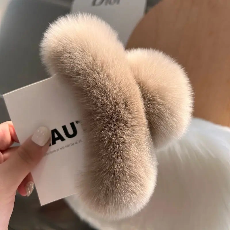 Luxe Plush Claw Clip – Oversized Fluffy Hair Clip